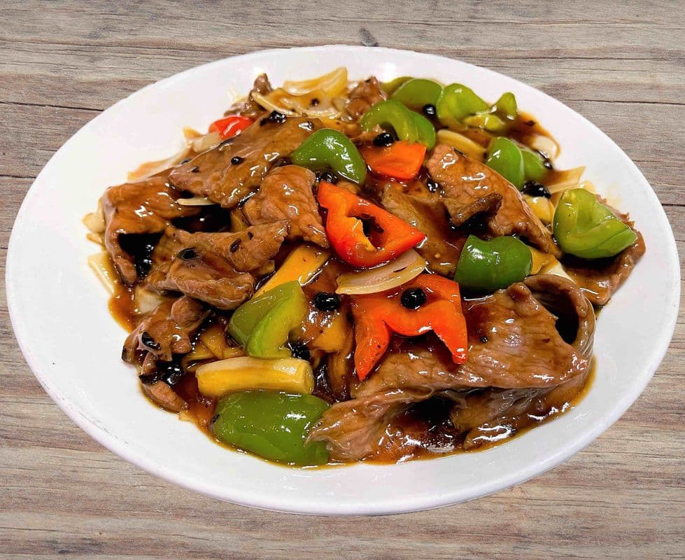 Flat Rice Noodles with Beef in Black Bean Sauce / 豉椒牛河