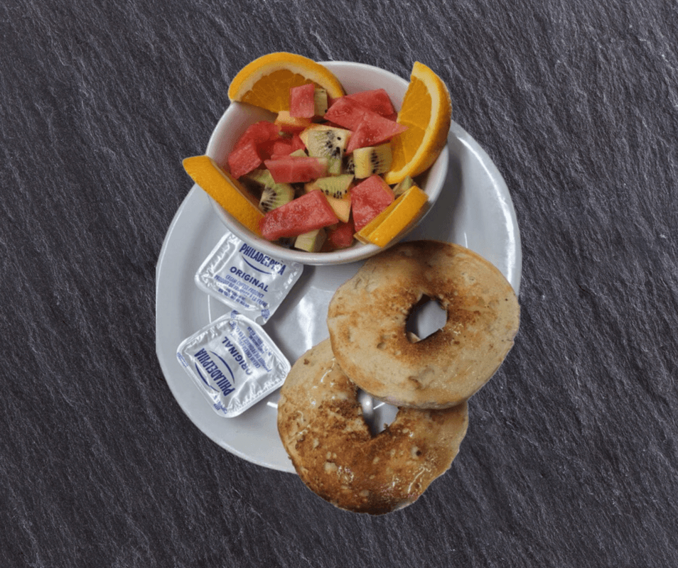 Bol de fruits et bagel avec fromage à la crème