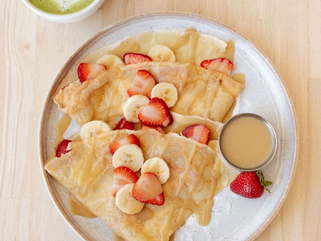CREPE CARAMEL, BANANES ET FRAISES