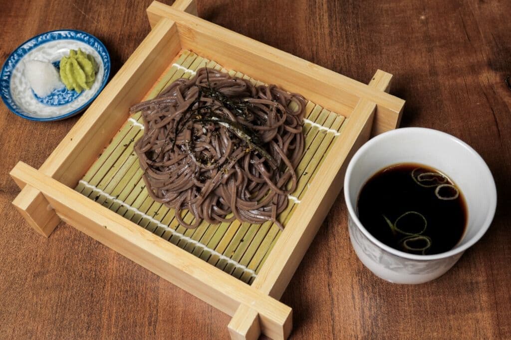 Nouilles Soba Froides Japonaises ( 2 mcx crevette tempura et 1 demi-oeuf braisé ) / Japanese Cold Soba Noodles