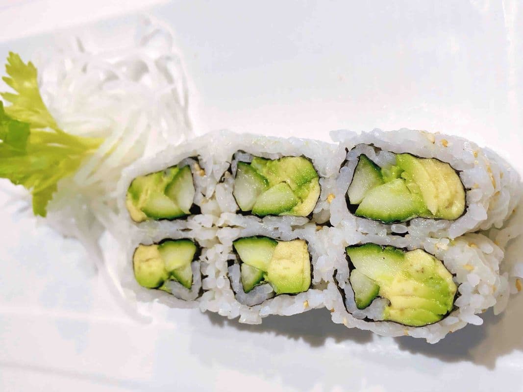 Cucumber & Avocado Roll R22 Rouleau De Concombre Et Avocat