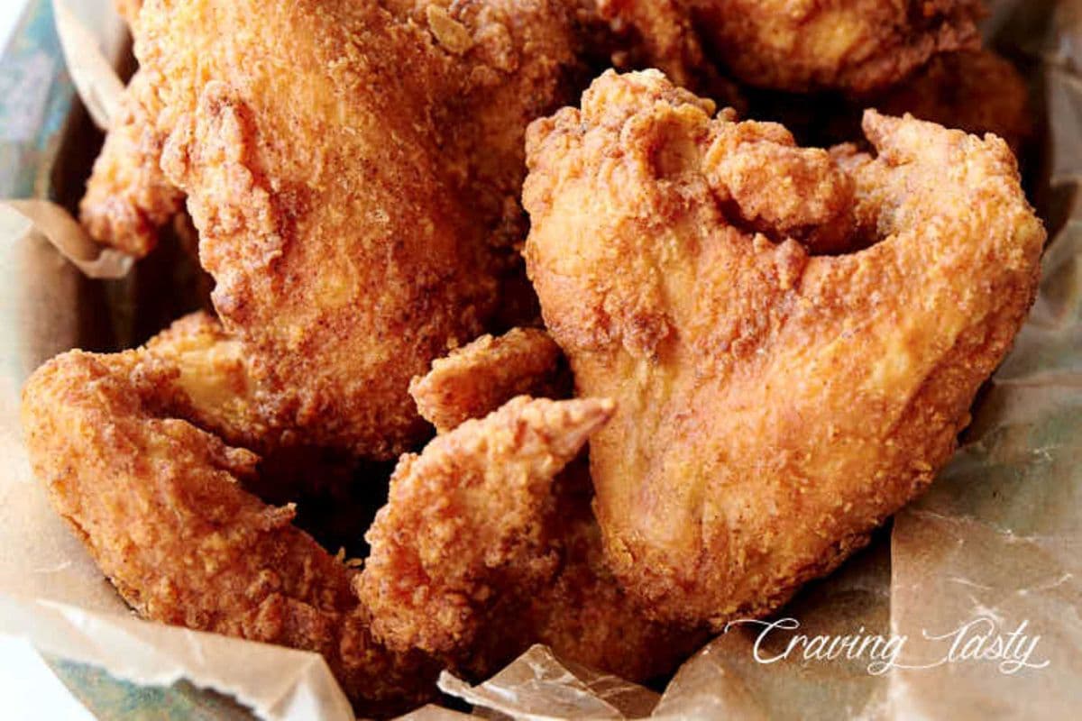 10 FULL CHICKEN WINGS.6 MOJOS or DCS POUTINE $30