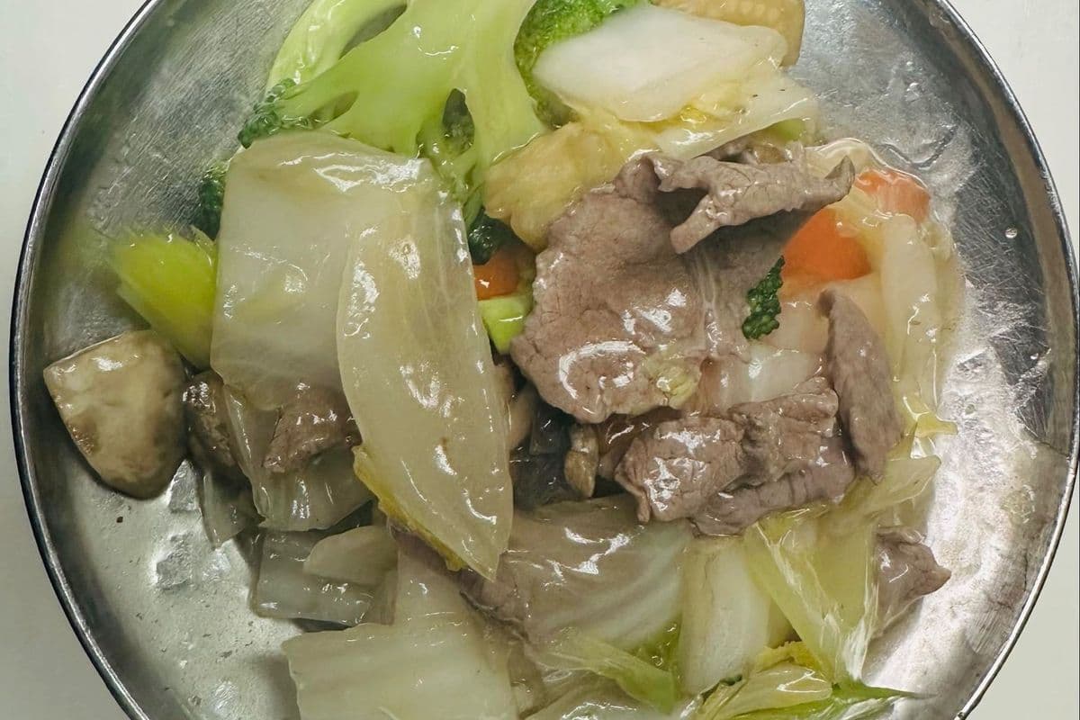 Large Beef and Mixed Greens(Jumbo onion, Napa, carrot, broccoli, celery, mushroom, and baby corn)