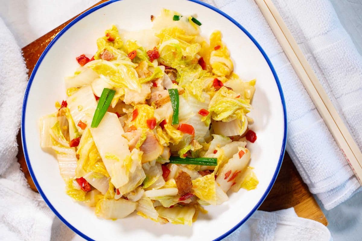 Chopped Chinese Cabbage with Bacon and Pepper 剁椒腊肉白菜
