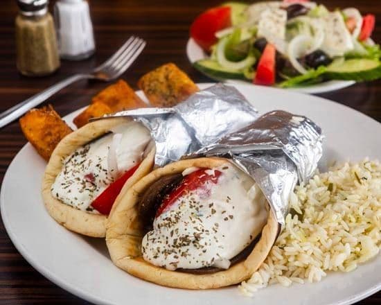 Assiette de gyros sur pita / Gyros on Pita Plate