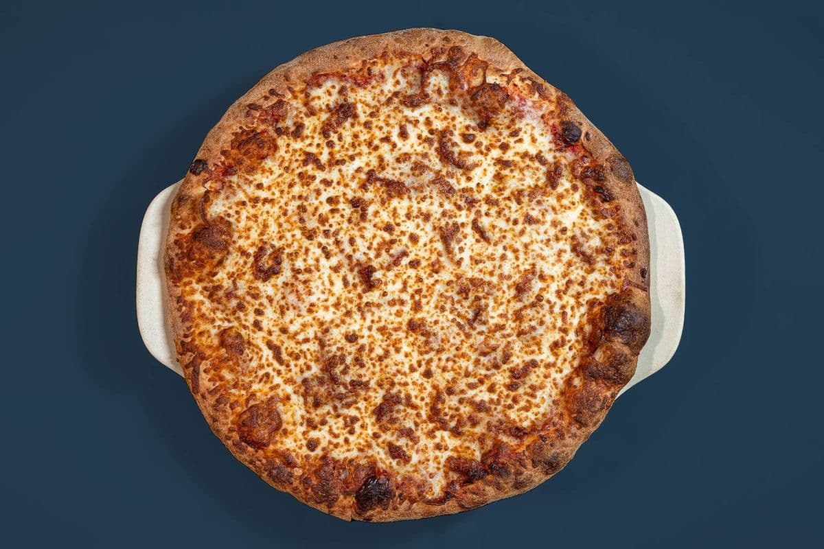 Moyenne pizza toute garnie