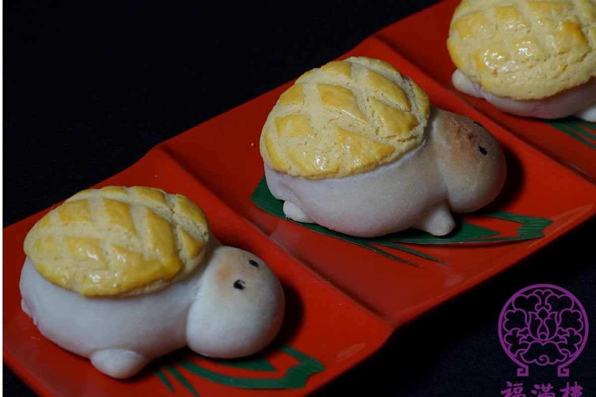 B7. Pineapple Barbecued Bun with Wagyu Beef Pastry 燒汁和牛酥皮菠蘿叉燒包