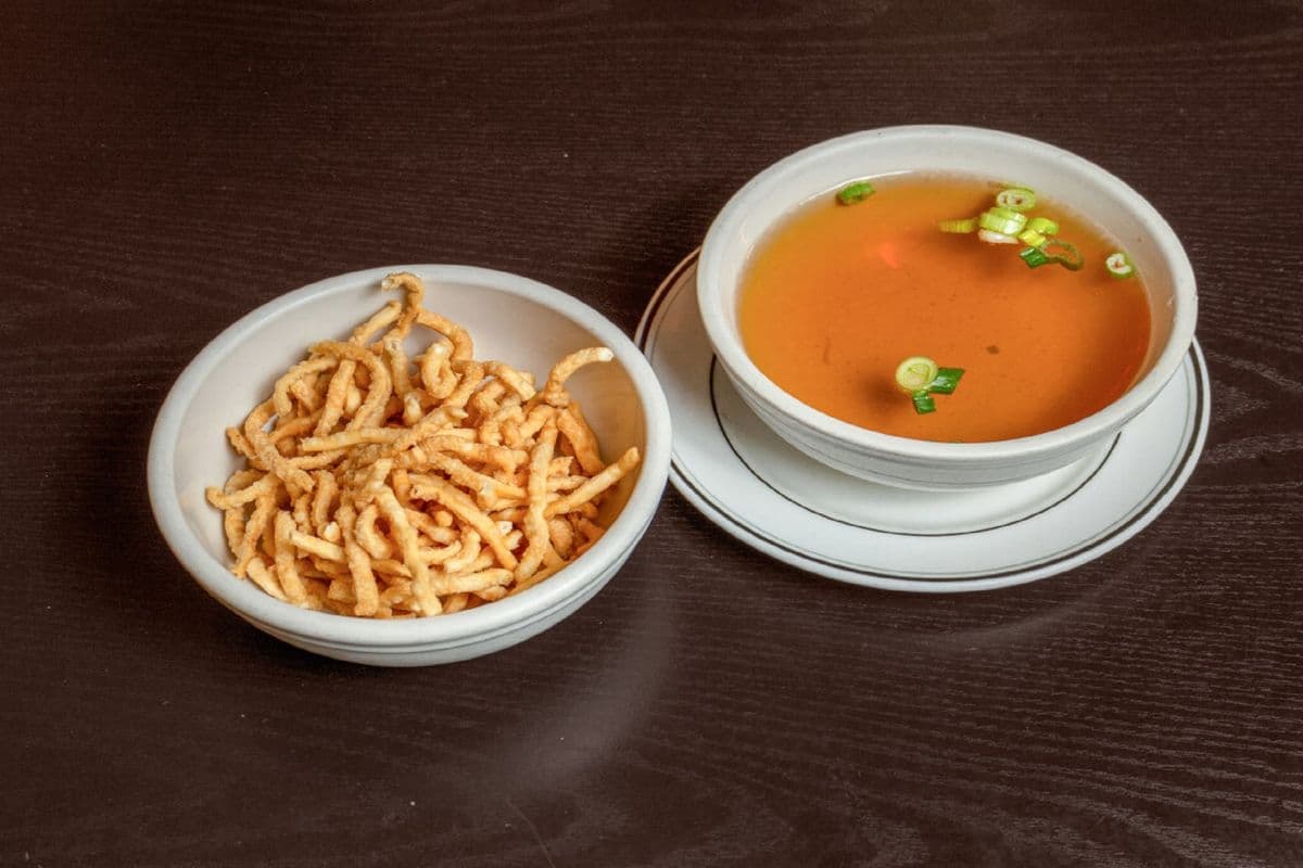Small Consomme with Fried Noodles and green onion (16 0z)