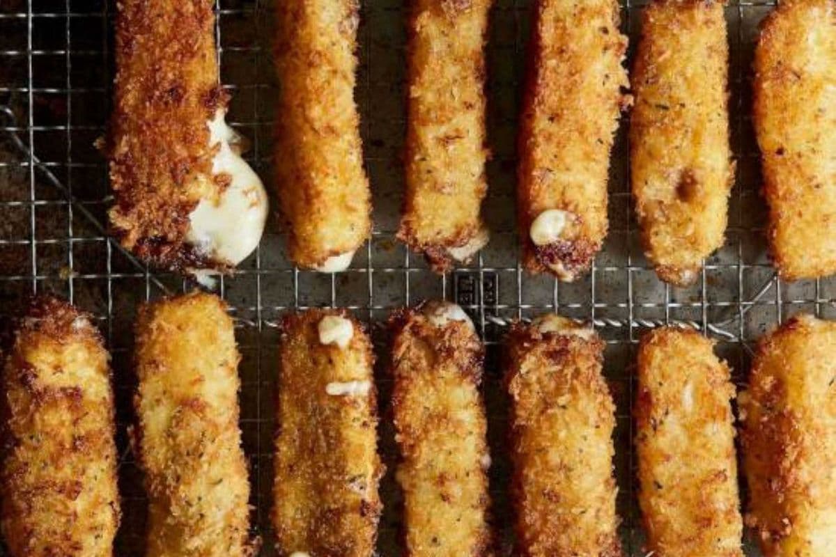 Mozzarella Sticks (12 pcs)