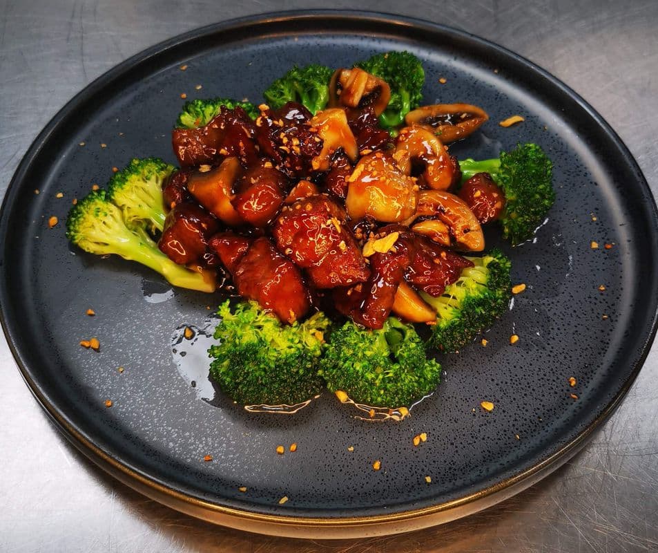 B2. Maggi Sauce Beef Tenderloin 美极蒜香牛柳粒