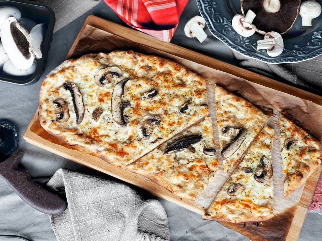 Pizza Champignons et truffe / Mushrooms and Truffle Oil Pizza