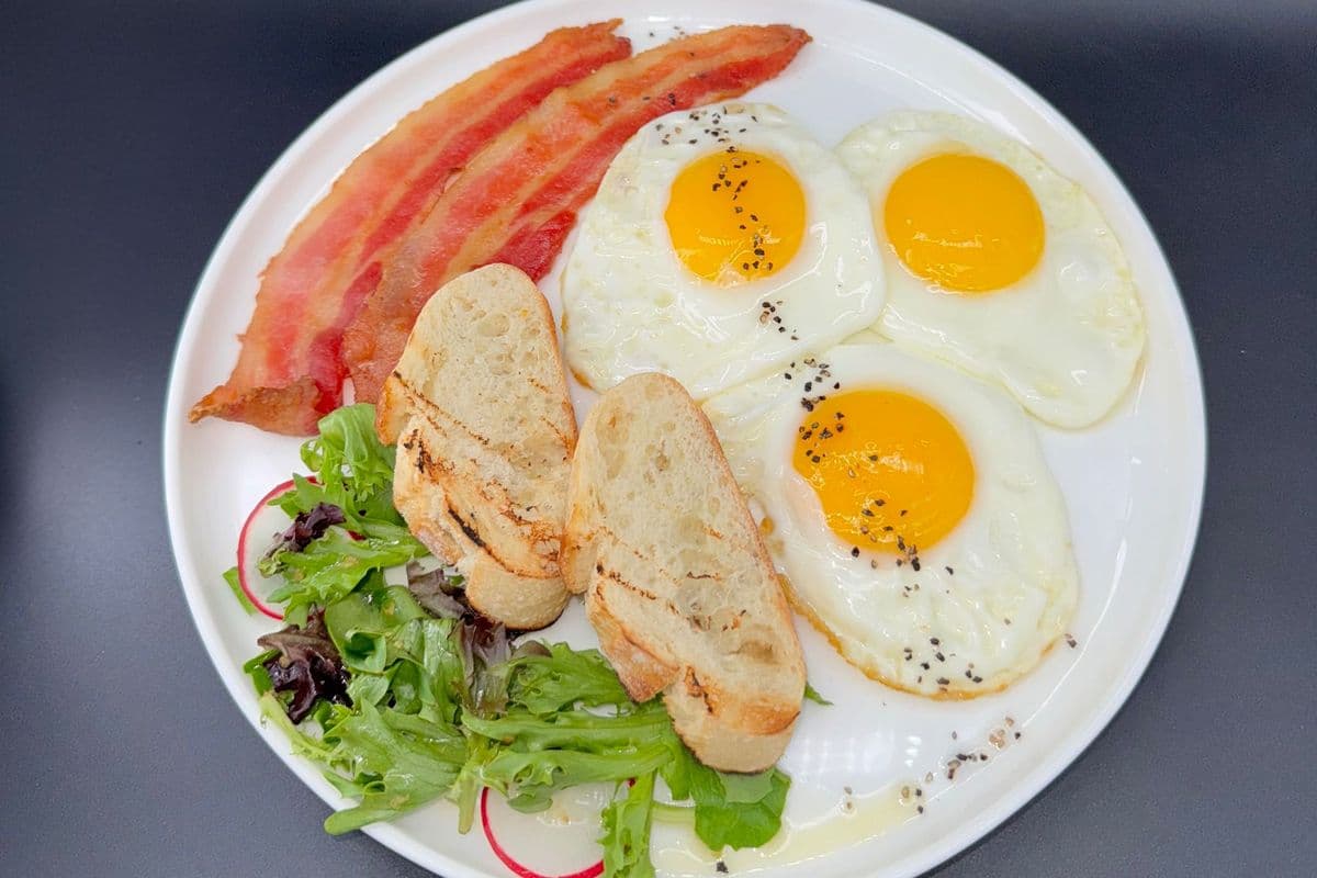Eggs with Fried Bacon