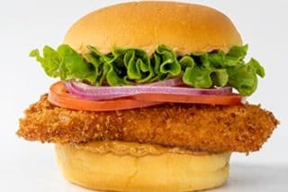 Burger au Poulet ( Salade, Tomate, Oignons ) / Chicken Burger (Salad, Tomato, Onion)