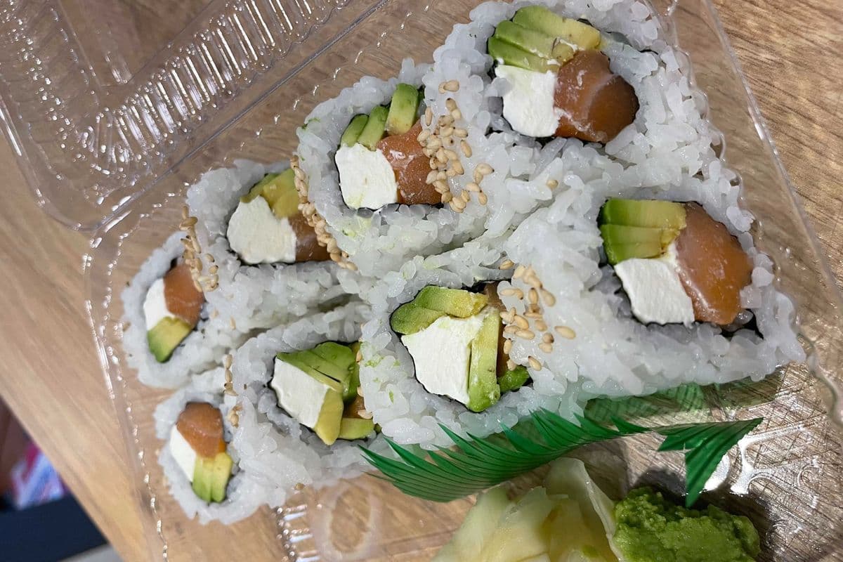Salmon avocado cream cheese roll (8pcs)
