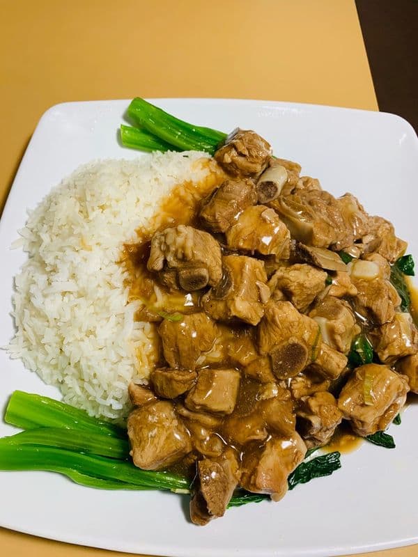63. Vegetables with Beef, Ribs or Sliced Pork on Rice 時菜牛肉 / 排骨 / 肉片飯