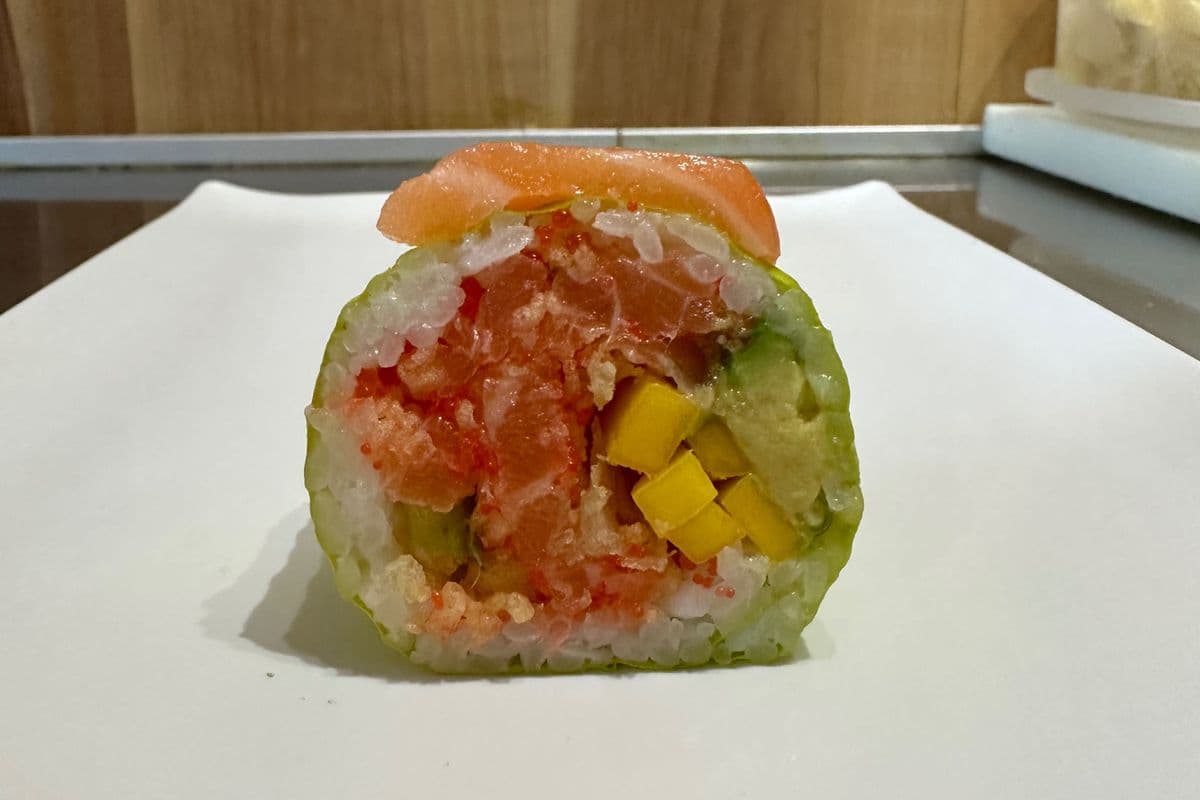 80A. Rouleau à la feuille de soja Saumon Deluxe / Soy Paper Deluxe Salmon Roll