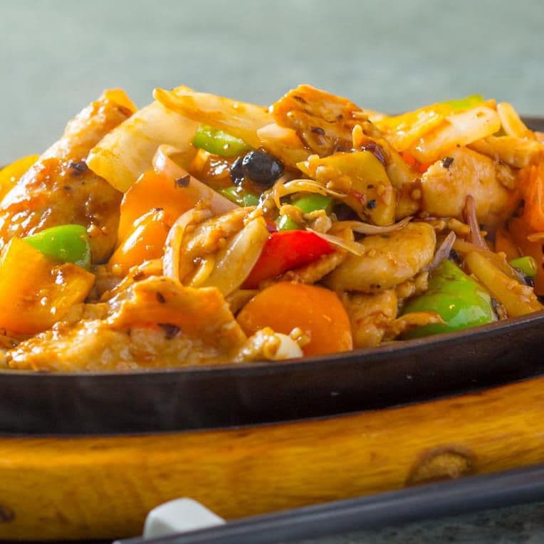 Chicken with Black Bean Sauce on Hot Plate 豉汁鐵板雞球