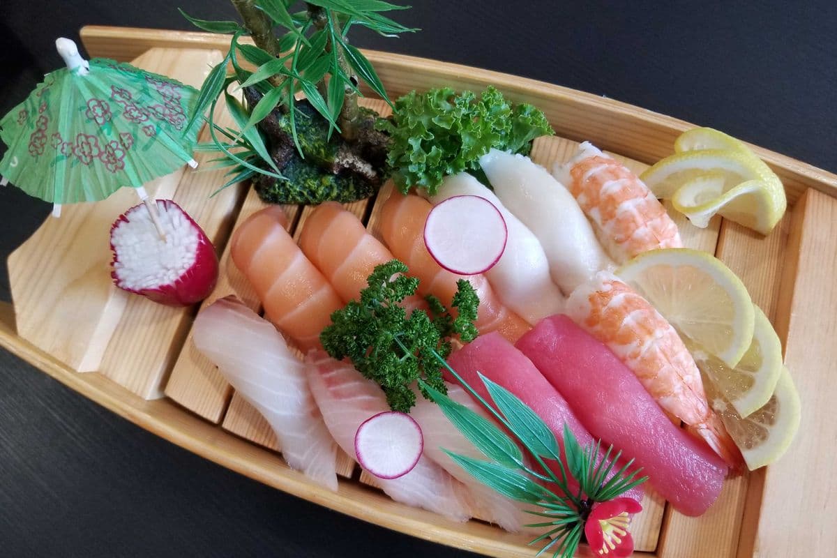 Assorted Sushi (12pcs)