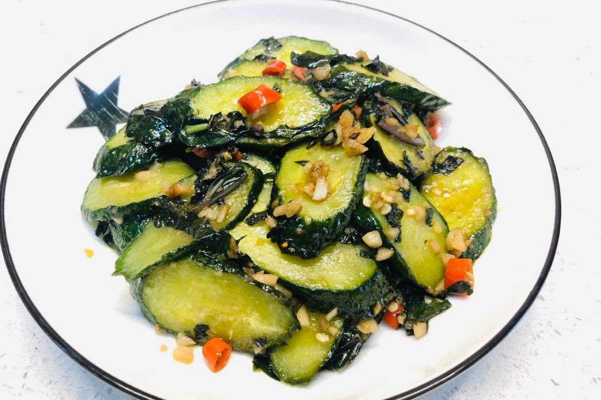 Stir Fried Cucumber Slices with Purple Perilla 紫苏黄瓜