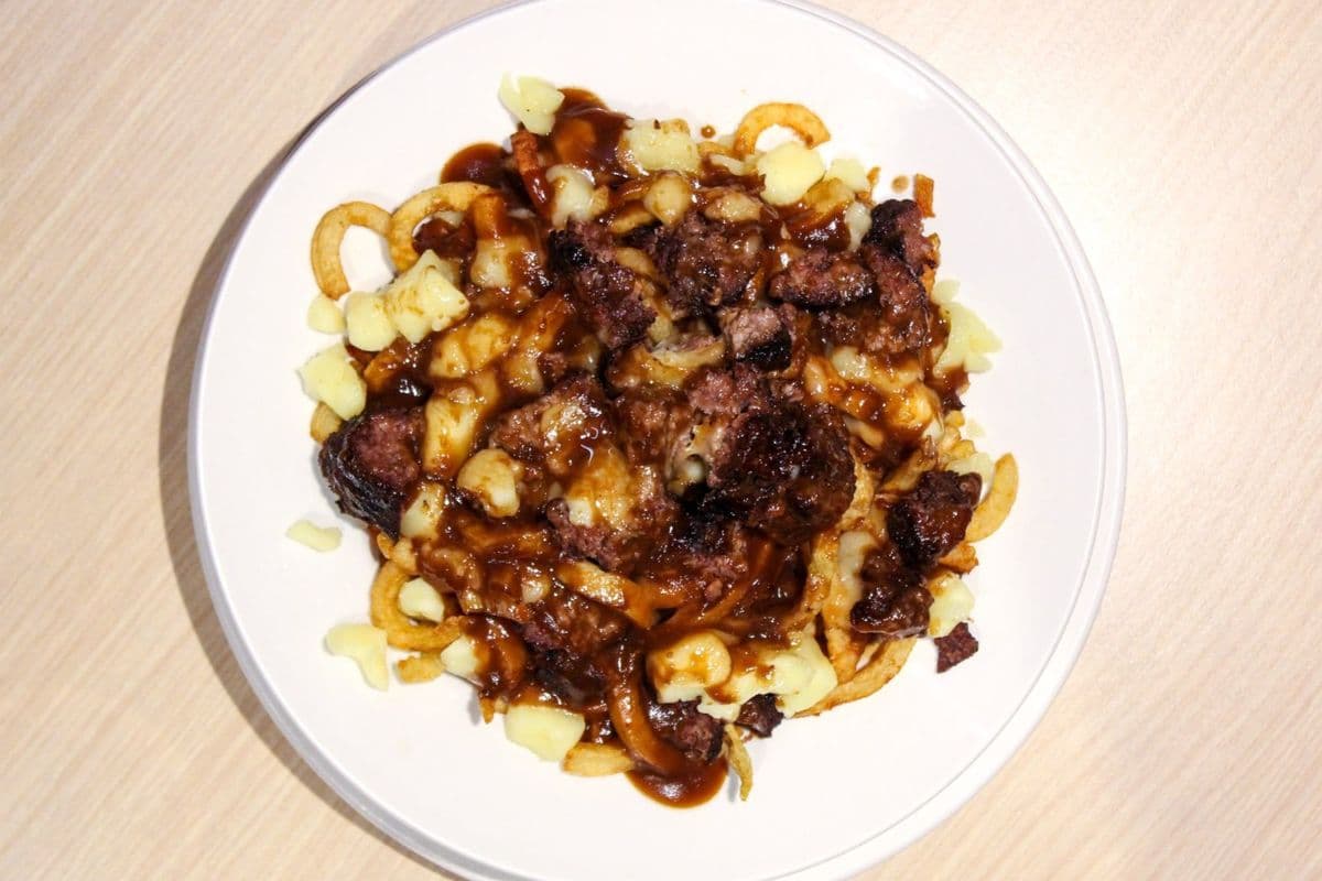 La poutine M. Steer avec viande hachée grillée / The Mr. Steer Poutine with Grilled Beef