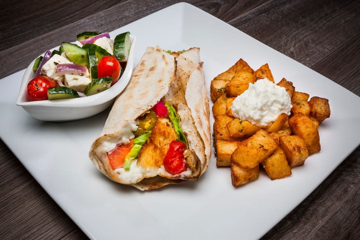Pita, patates à l'ail, une salade et un breuvage