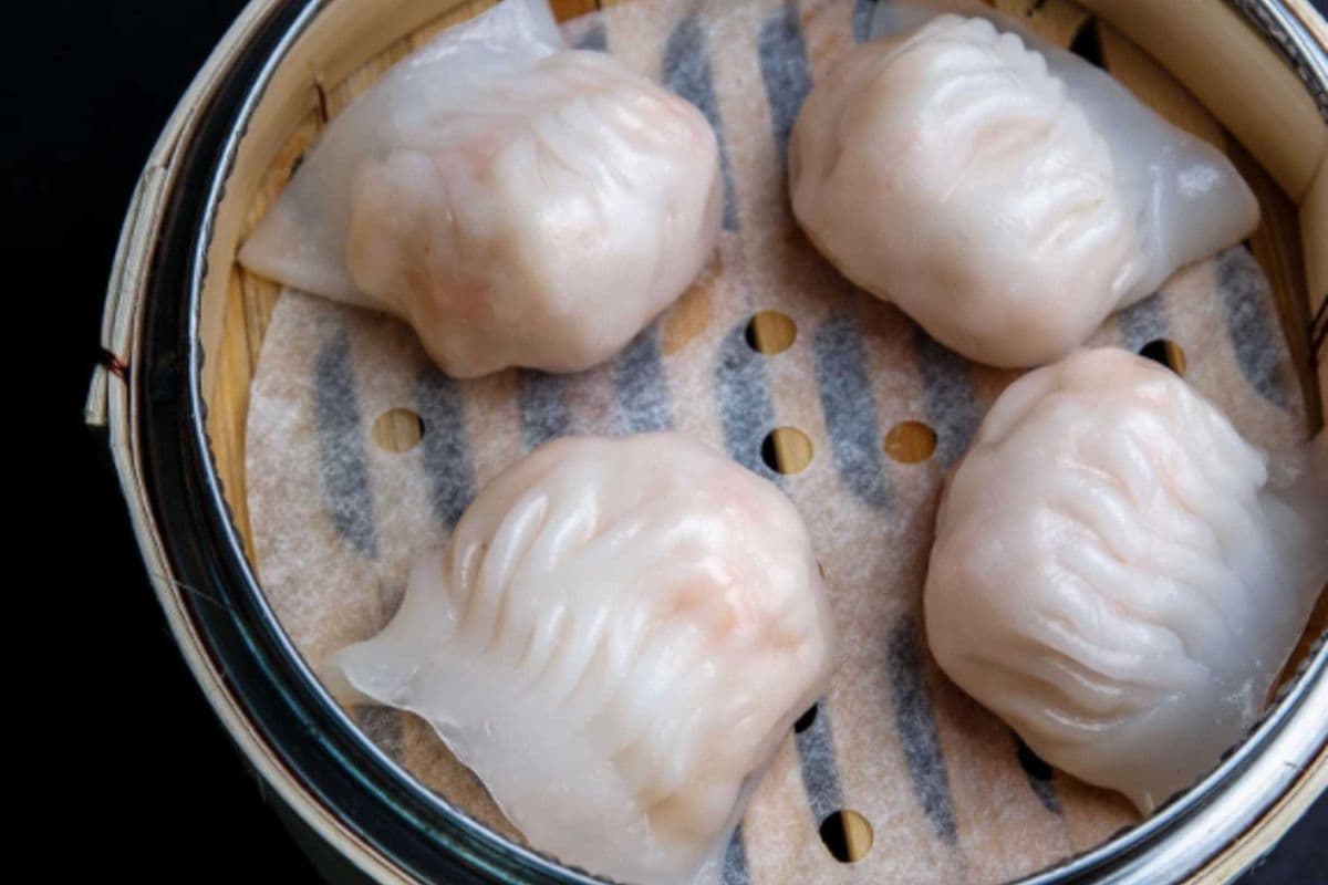 01. Steamed Crystal Prawn with Asparagus Dumplings