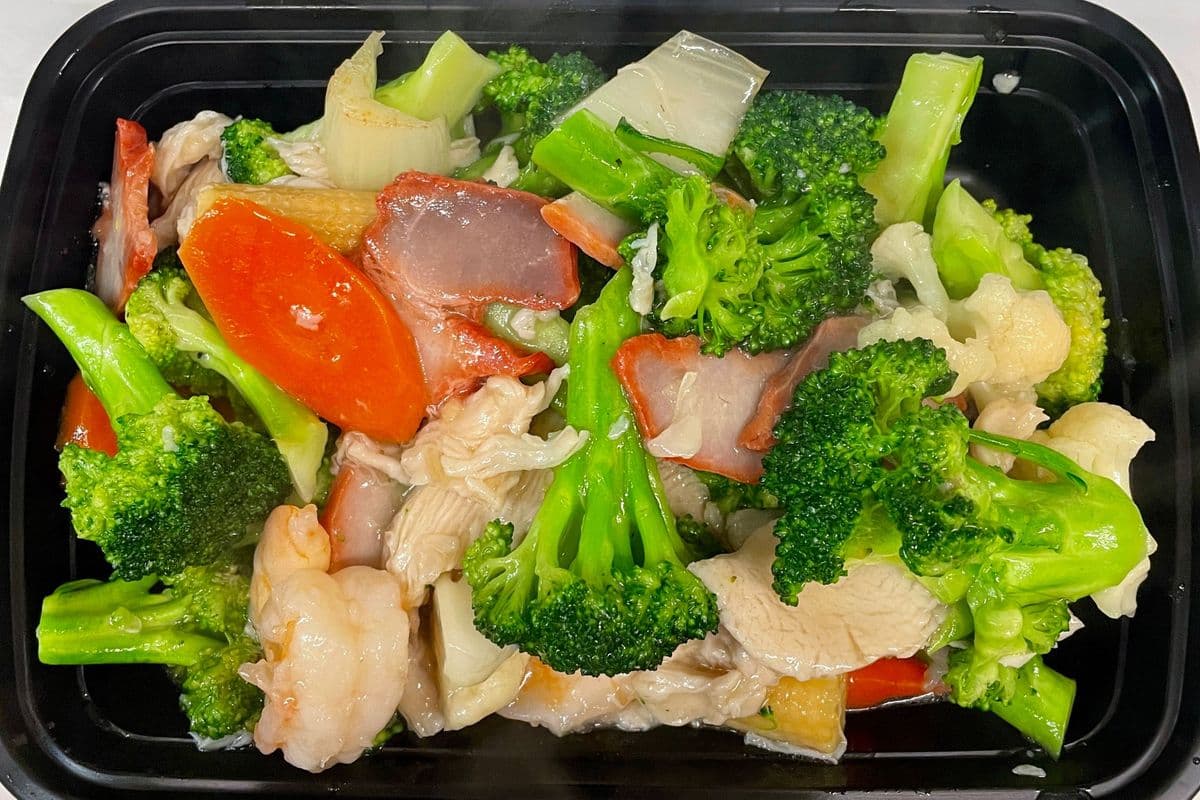 28A. Deluxe Mixed Greens