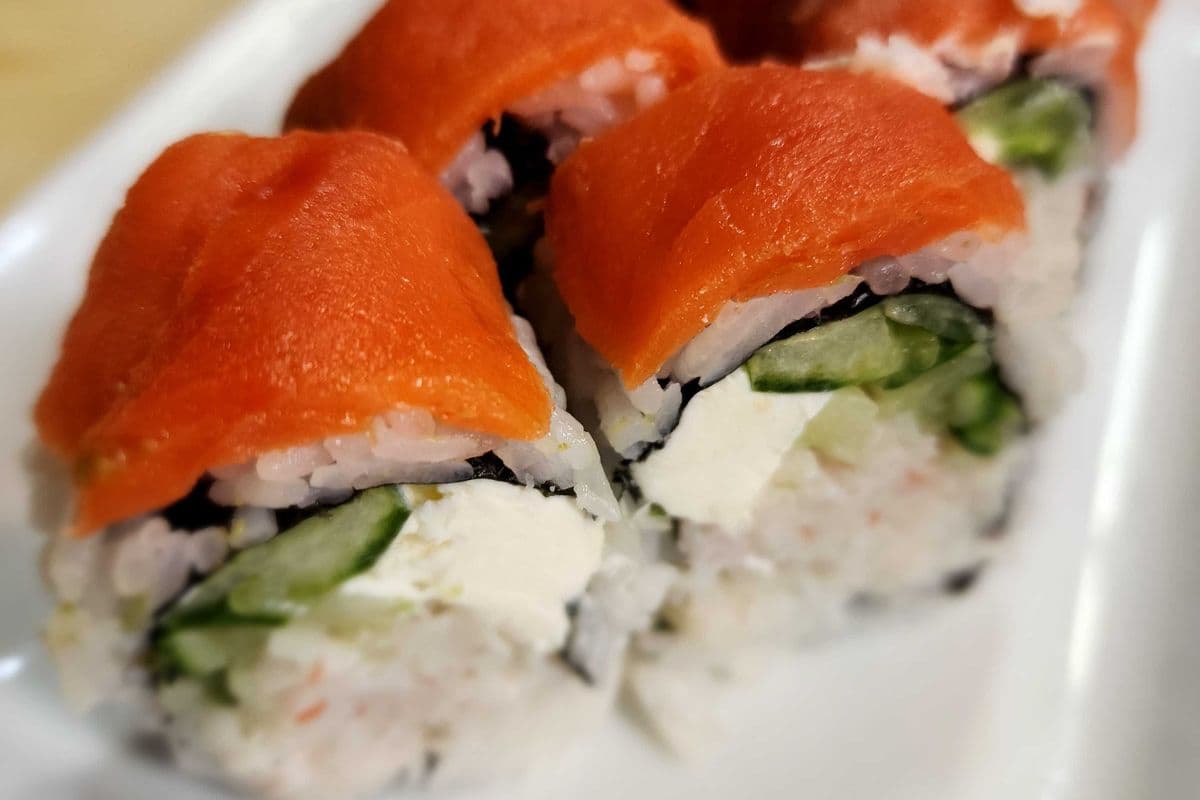 Smoked Salmon Cream Cheese Roll (8 pcs)