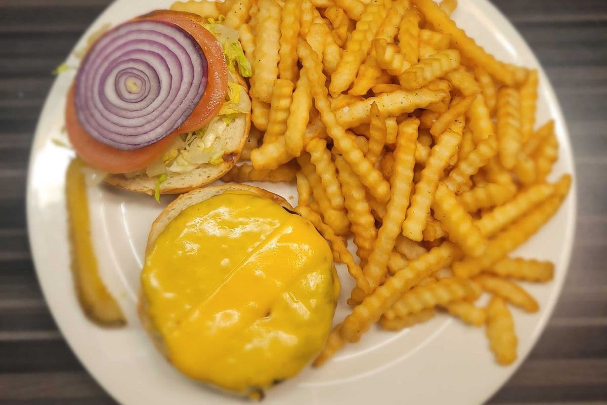 Deluxe Cheeseburger (6 oz)