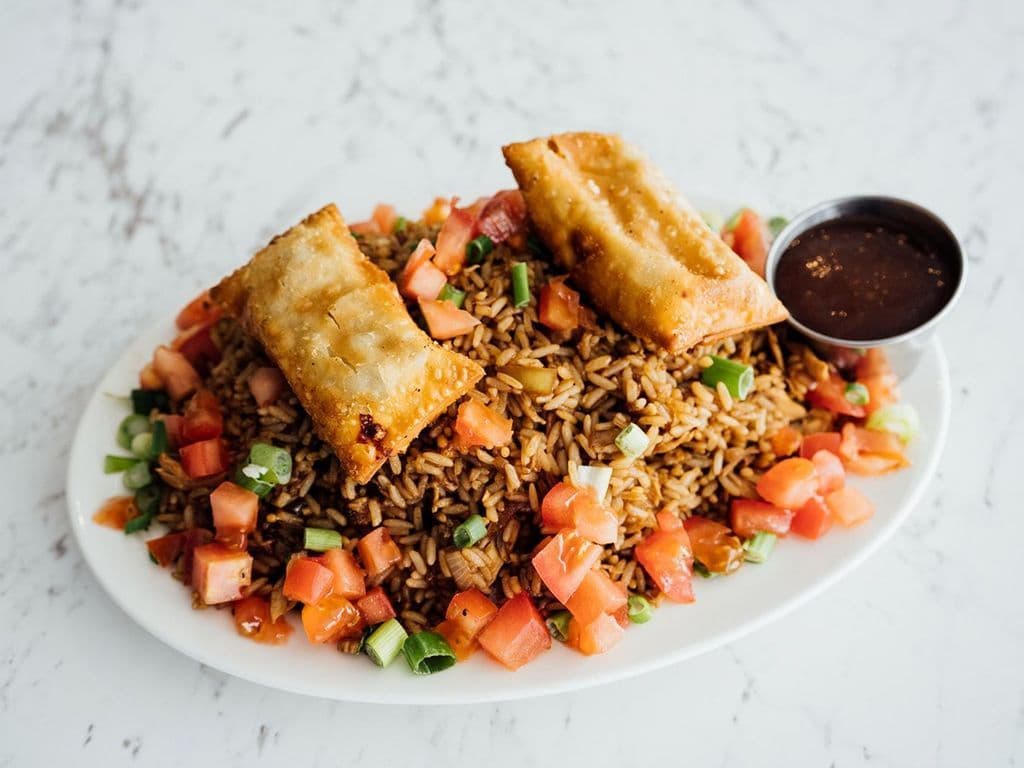 Assiette riz frit au poulet avec 2 egg roll/ Chicken fried rice platter with 2 egg rolls