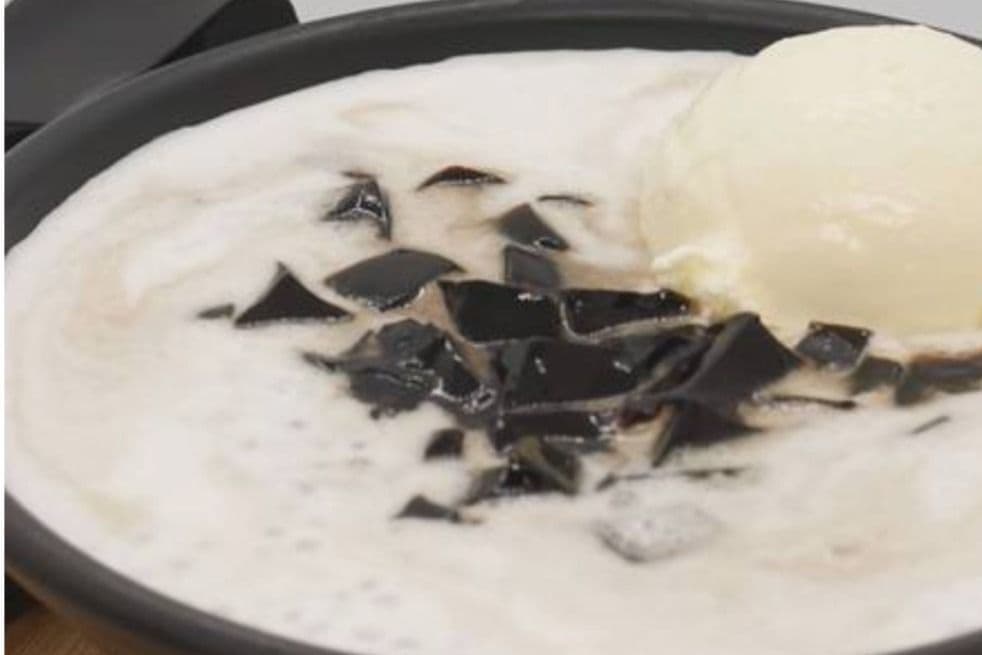 J4. Grass Jelly Sago in Coconut Milk with Ice Cream 雪糕涼粉椰汁西米露