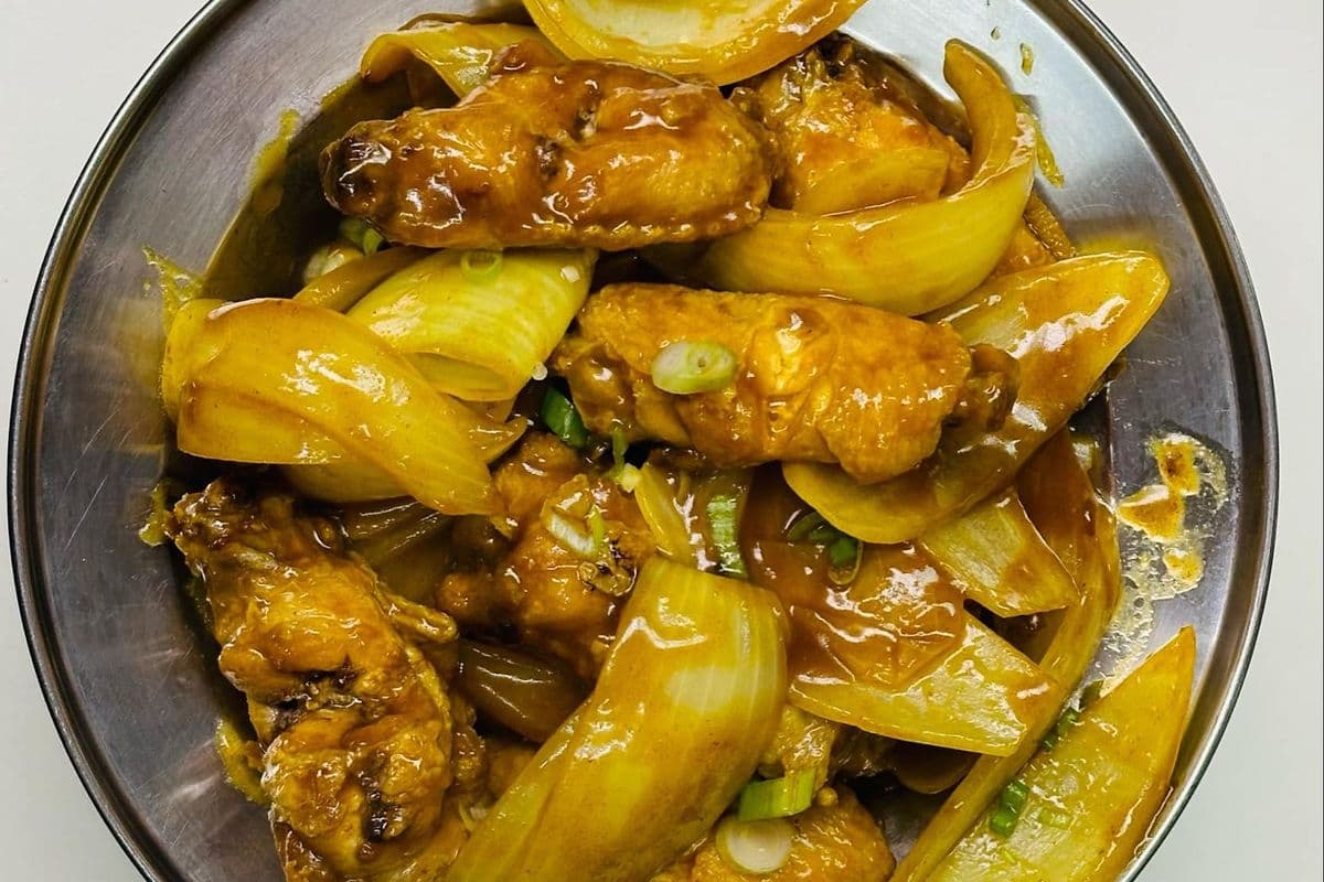 Curried Chicken Wings (10 pcs) and Onions
