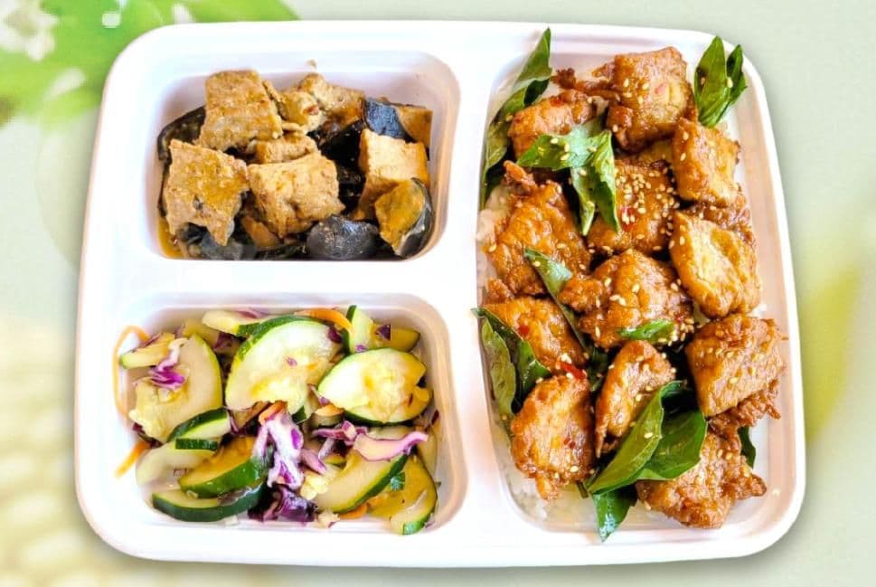 Vegetarian Thai Lemon Grass Chicken Meal / 素泰式香檸雞飯(香辣)