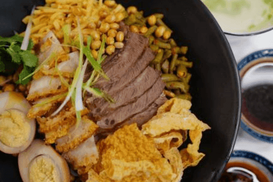 Beef and Crispy Pork Rice Noodle with Chef's Sauce 干捞桂林米粉