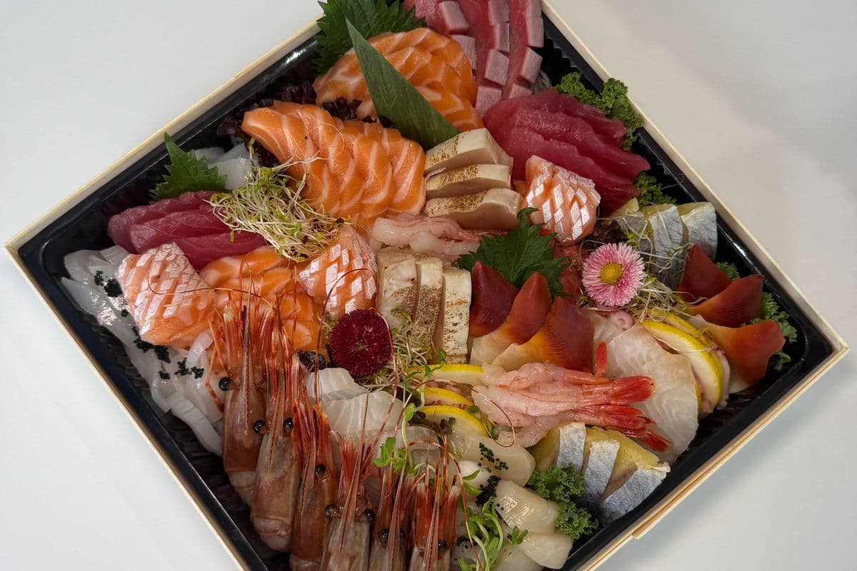 P12. Assorted Sashimi (80 pcs) 刺身拼盤