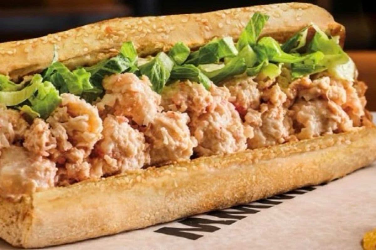 9" Regular Lobster and Seafood Sub (Regular) (590 Cal)