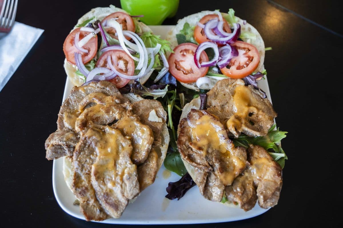 2 sandwichs d'Escalopes de porc avec Frites et salade