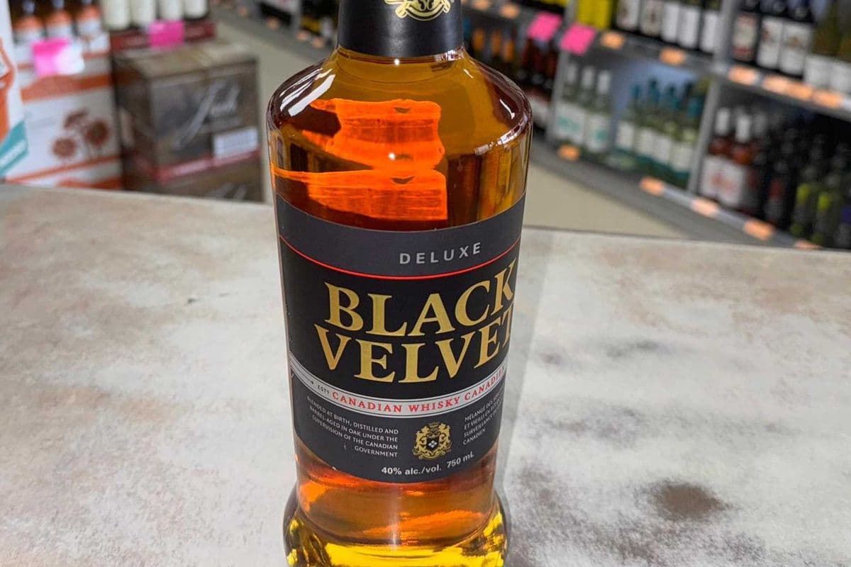 BLACK VELVET 750 ML (1 x 750 ML)
