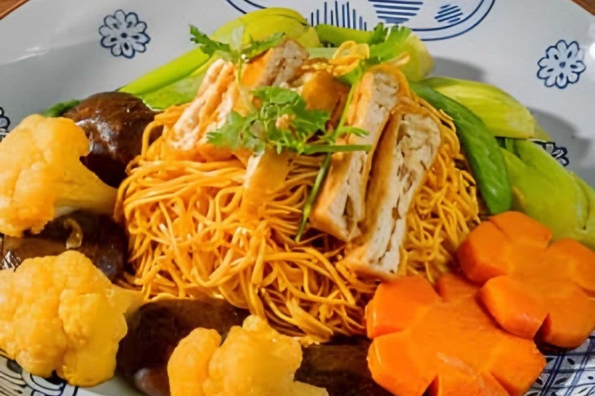 M18 - Stir-Fried Egg Noodles with Assorted Mushrooms and Vegetables (Mỳ Xào Ngũ Sắc Với Nấm và Rau Củ)