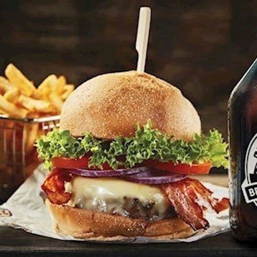 1 burger ou 1 sandwich + 1 Howler (946 ml) / Combo - 1 burger or sandwich + 1 Howler (946ml)
