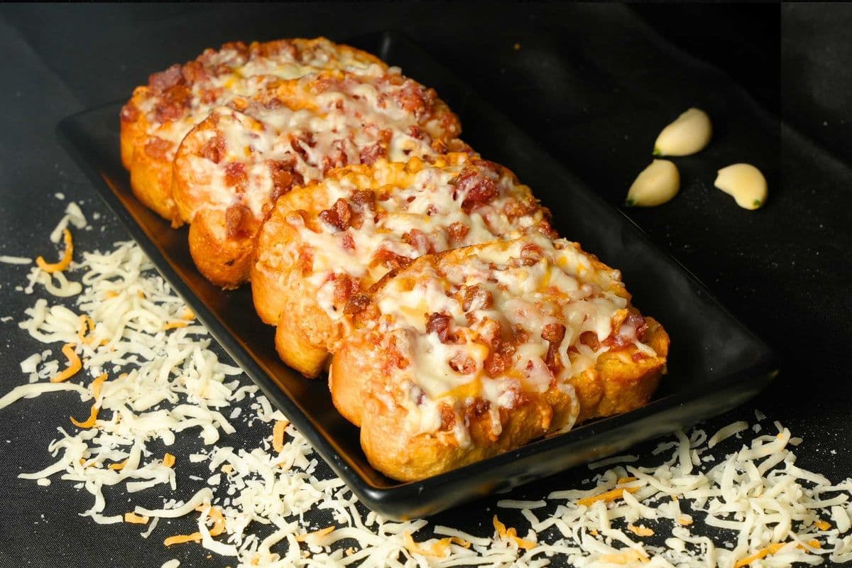Garlic Bread with Cheese and Bacon