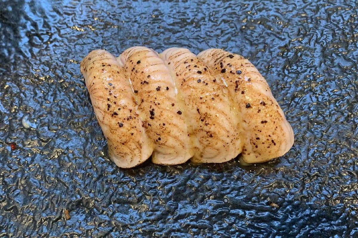T01. Torch Salmon Sushi (4 pcs) ⽕炙三⽂⻥寿司