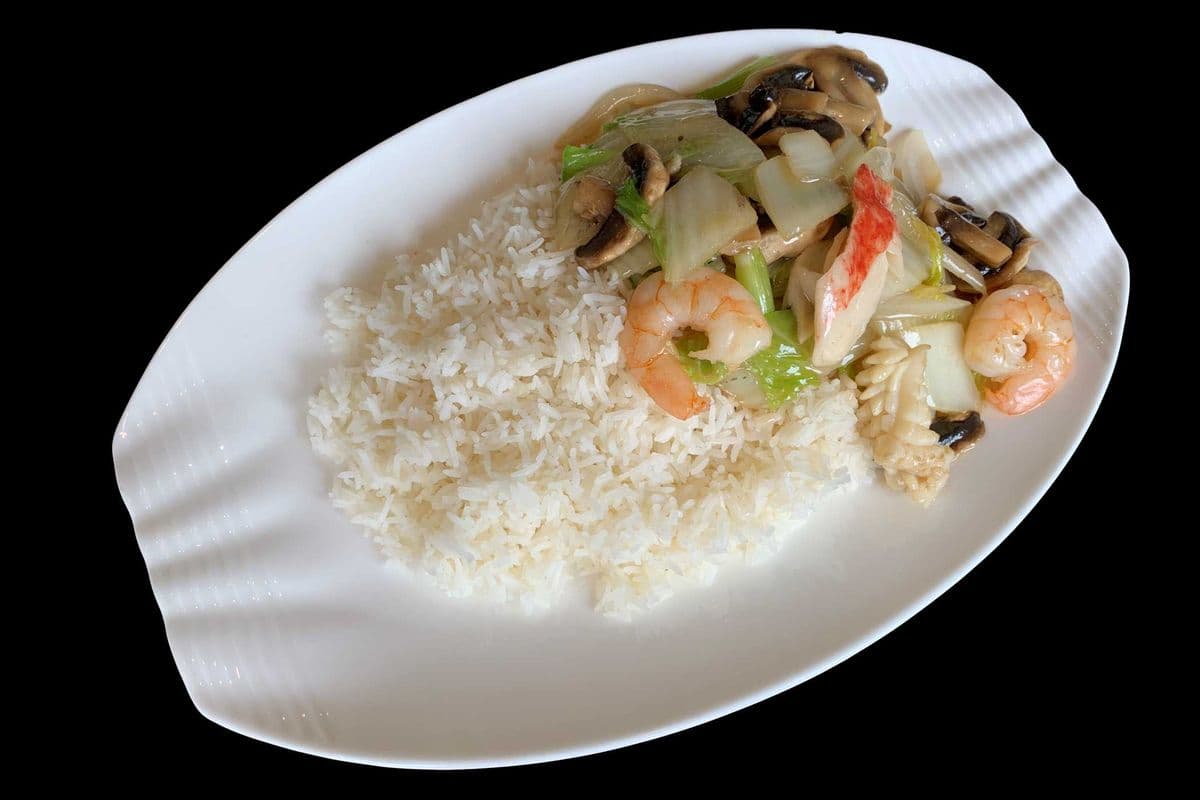 92. Fried Seafood with Mushroom and Napa