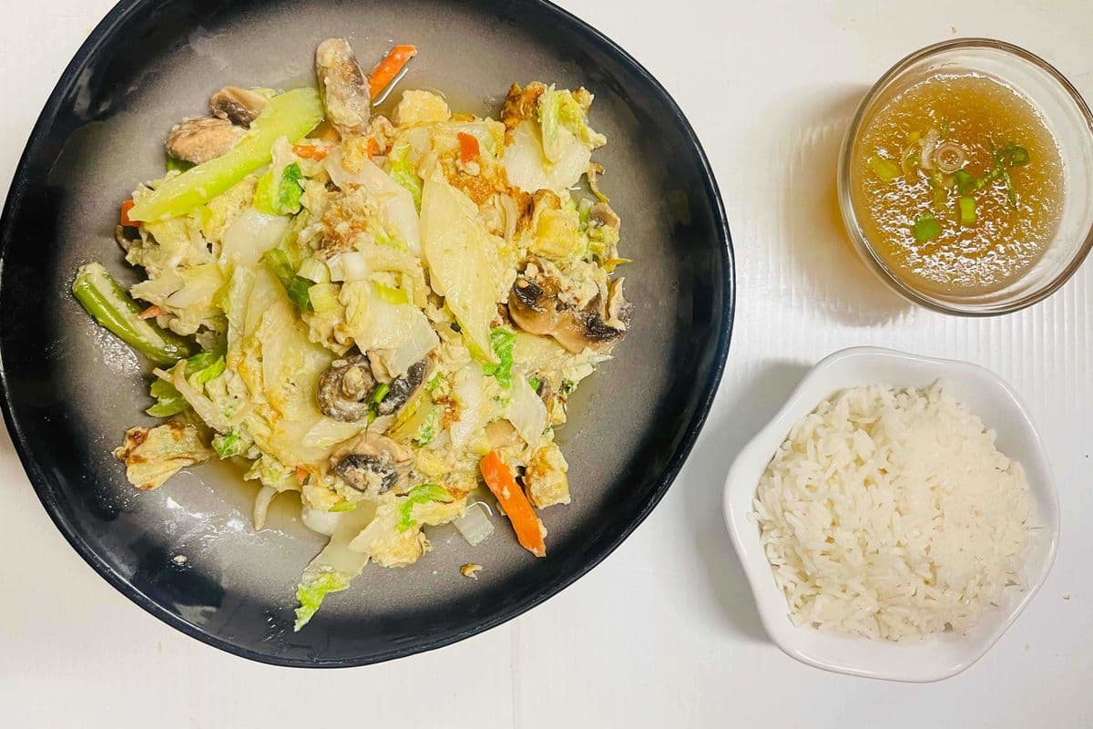 Chicken Egg Foo Young ( steamed rice+ sauce)