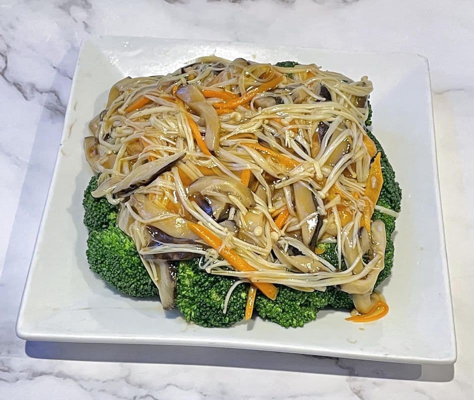 Dried Scallop with Enoki Mushroom and Egg Tofu / 瑤柱金菇扒玉子豆腐 (例)