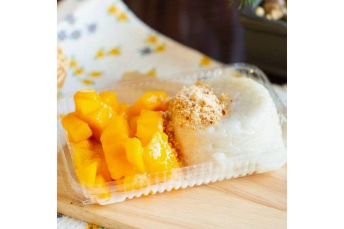 F10. Mango Sticky Rice with Coconut Milk 芒果椰汁糯米饭