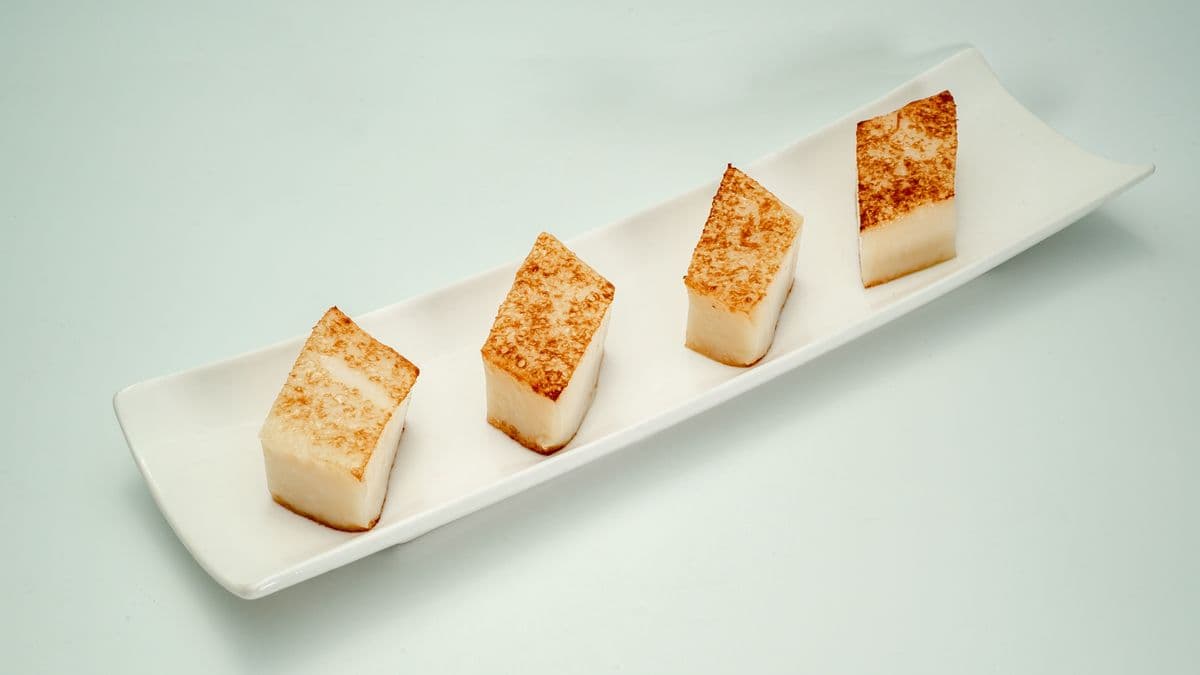 D11. Deep Fried Egg Yolk Tapioca Sesame Balls 流沙芝麻煎堆仔