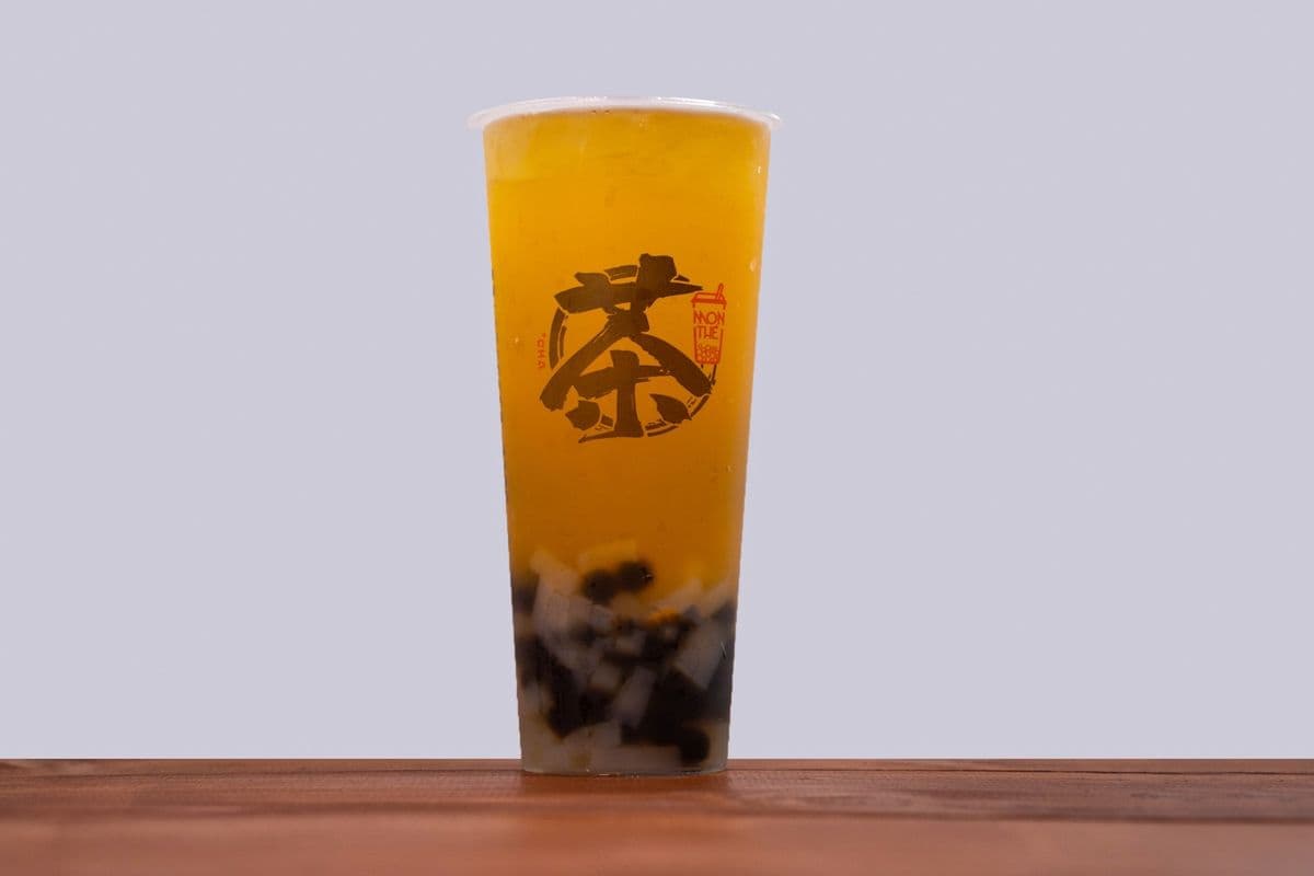 24. Thé vert au fruit de la passion avec perles de tapioca et gelée de litchi / Passion fruit green tea with tapioca and lychee jelly/百香栓Q