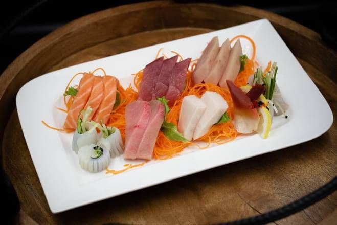 Deluxe Sashimi Dinner (21pc)