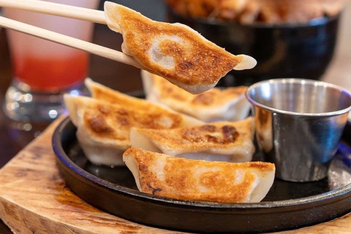 Housemade Pan Fried Dumplings 自家製餃子